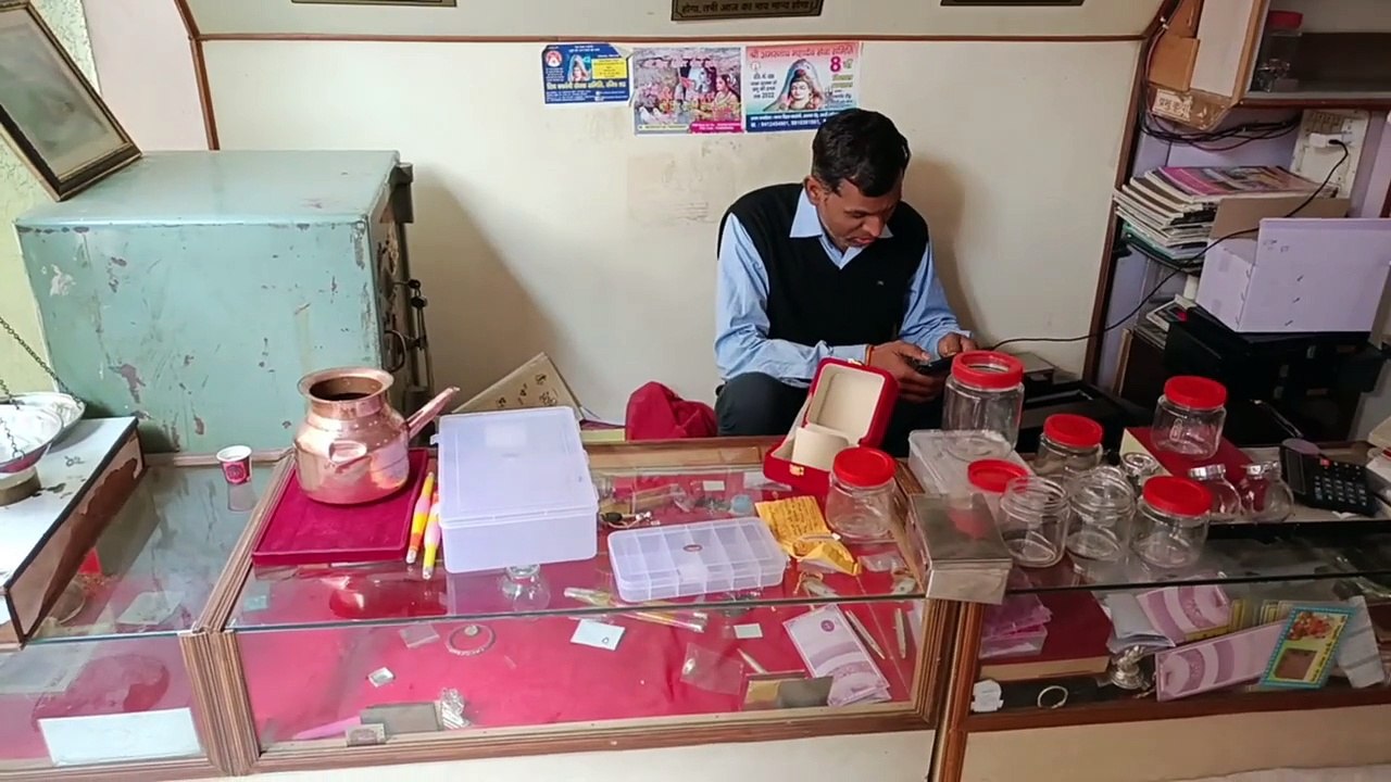 ज्वेलर्स की दुकान में चोरी: लाखों रुपए के सोने-चांदी के जेवरात व नकदी समेट ले गए चोर