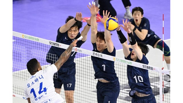 2위 대한항공, 삼성화재 꺾고 1위 우리카드와 승점 동률 / YTN