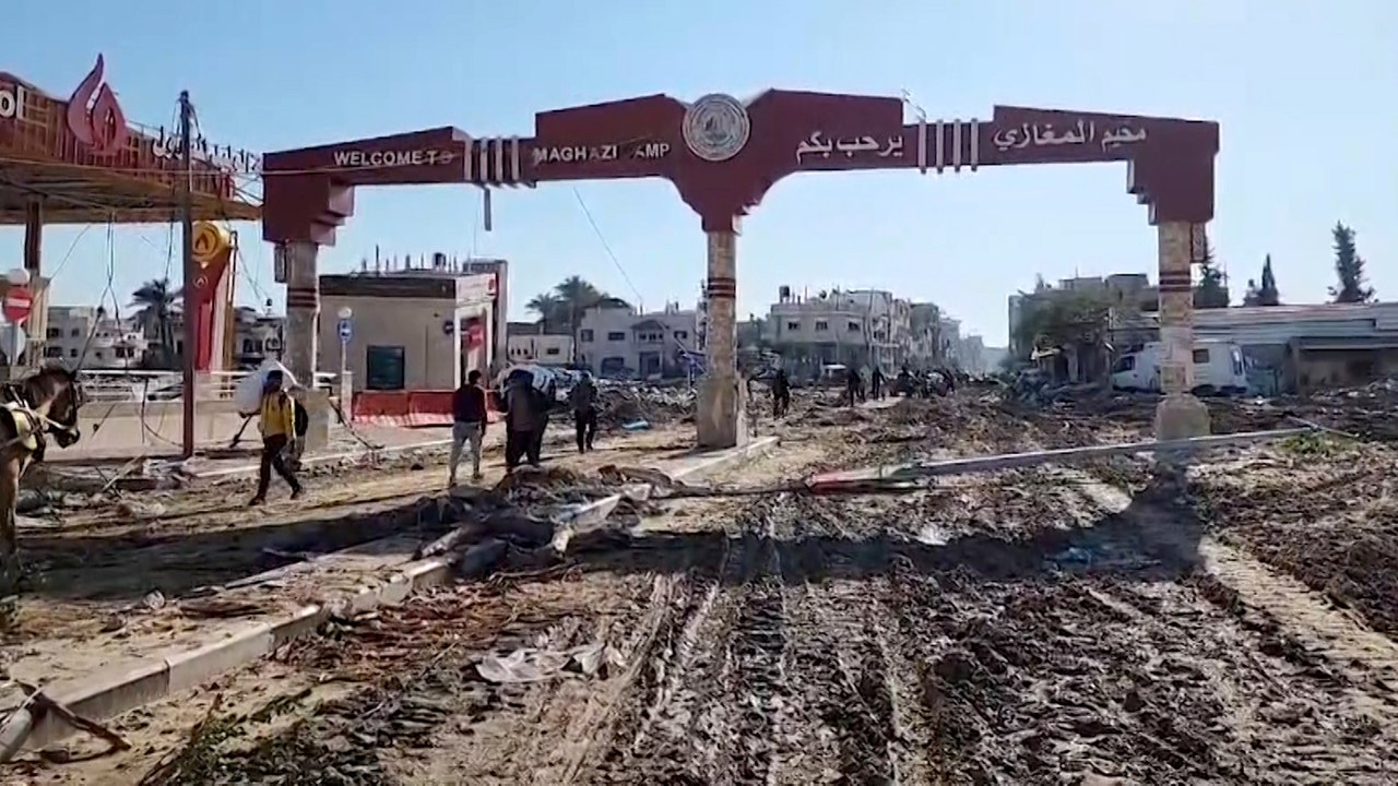 آثار الدمار الذي خلّفته قوات الاحتلال داخل مخيم المغازي