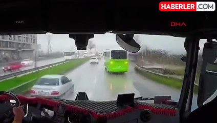 Düzce'de Yolcu Minibüsü TIR'ı Tehlikeli Hareketlerle Durdurmaya Çalıştı