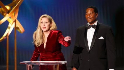 GALA VIDEO - Christina Applegate transformée par la maladie : en larmes, elle fait sensation aux Emmy Awards