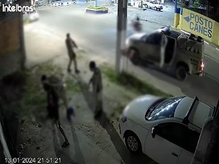 VÍDEO: Jovem chora de dor ao ser chutado nas partes íntimas durante abordagem da PM