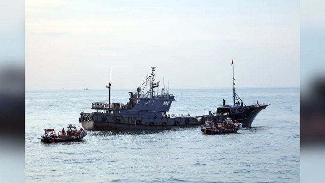 인천 백령도 해역 불법 침범하고 달아난 中 어선 나포 / YTN