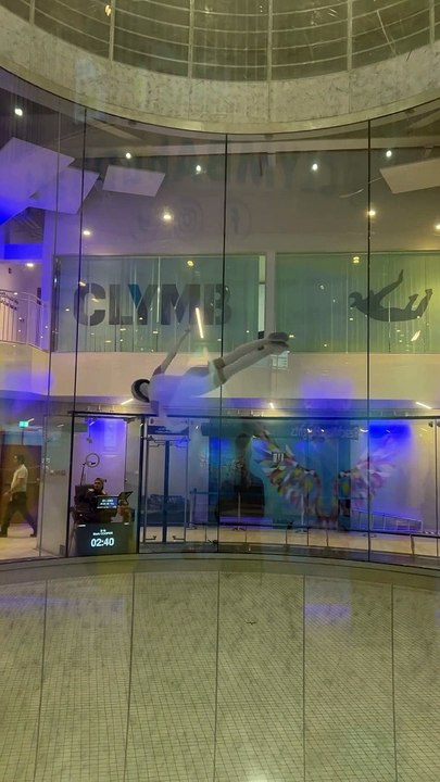 Cette danseuse volante est magique... danse en simulateur de chute libre