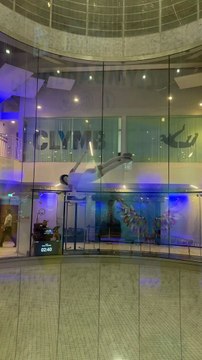 Cette danseuse volante est magique... danse en simulateur de chute libre