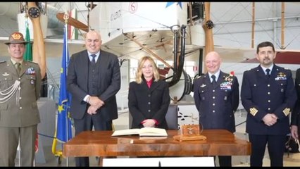 La premier Meloni visita il Museo dell'Aeronautica Militare a Vigna di Valle