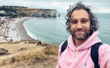 Accusé de violences sexuelles, l'humoriste Seb Mellia chahuté par des militants en plein spectacle