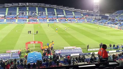 Salen a calentar los jugadores de Sevilla y Getafe en el Coliseum