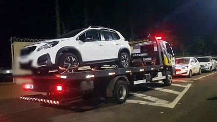 Encontro de gêmeos? homem descobre cópia fiel de seu carro na Rua Europa