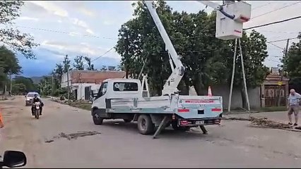 Un colectivo enganchó cables y dejó sin servicio a parte de Valle Viejo