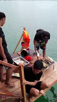 Acara Bakar - Bakar Ikan Dekat Karamba