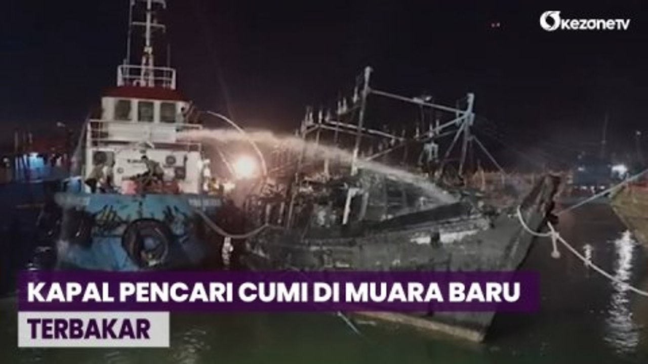 Detik-Detik Kapal Pencari Cumi di Dermaga Muara Baru Terbakar