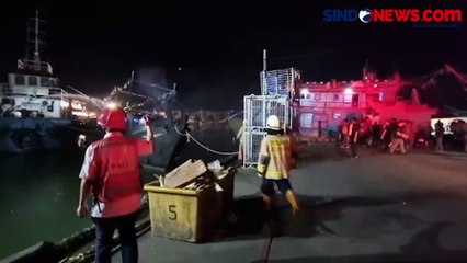 Kebakaran Hanguskan Kapal Pencari Cumi di Dermaga Muara Baru