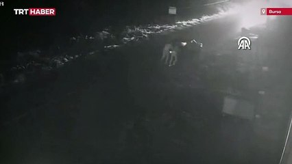 Yolda kalan otomobili iten kişilerin kazadan kurtulma anı kamerada