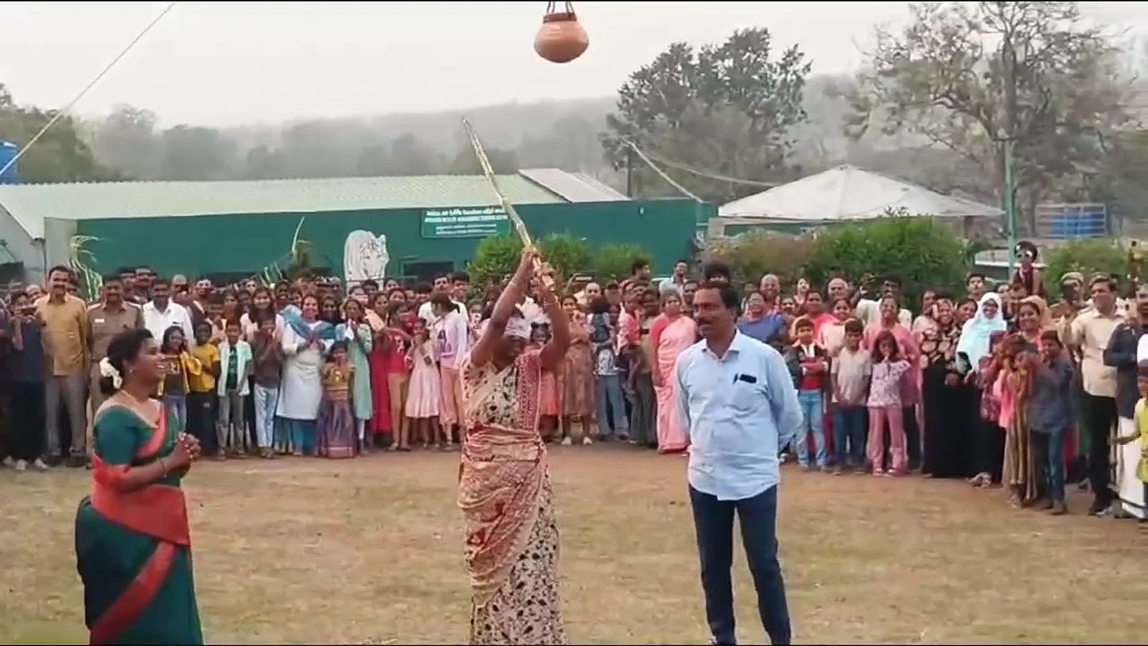 நீலகிரியில் யானை பொங்கல் விழா கோலாகலம்; உறியடித்து மகிழ்ந்த ஆட்சியர் அருணா