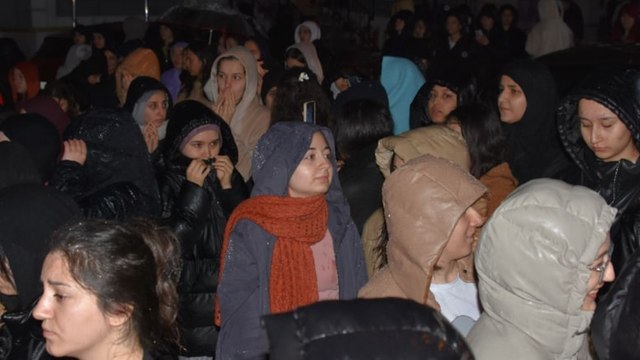 10 öğrenci asansörde 45 dakika mahsur kaldı