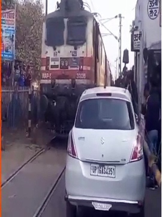 Video: ट्रेन और रेलवे फाटक के बीच फंसी कार, साम...