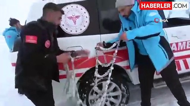 Kardan kapanan yolu 6 saatlik çalışmayla açan ekipler Berat bebeği hastaneye yetiştirdi