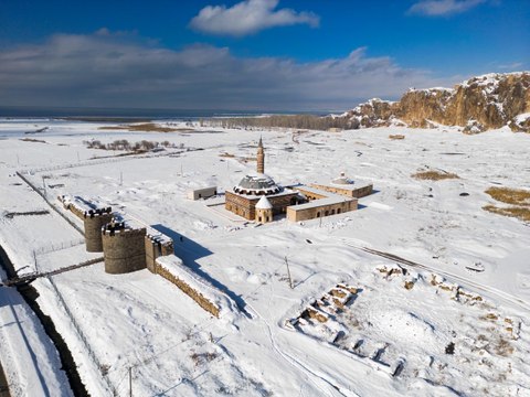 Van’ın tarihi yapıları beyaza büründü
