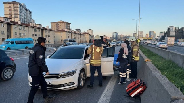 Direksiyon başında uyudu, trafiği kilitledi