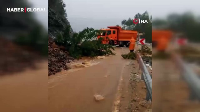 Denizli’de şiddetli yağış sonrası heyelan anları