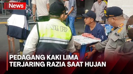 Ditengah Guyuran Hujan, Puluhan Pedagang Kaki Lima Terjaring Razia di Pasar Tanah Abang