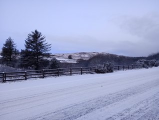 Download Video: Donegal and Derry wake to a dusting of snow with very cold weather to continue. Snowfall at Glentogher, Inishowen.