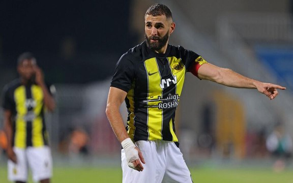 Karim Benzema porte plainte contre Gérald Darmanin, qui l'accuse d'être « en lien » avec les Frères musulmans