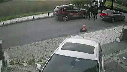 Motosikletliyi kovalayan polis aracı kaza yaptı! O anlar kamerada