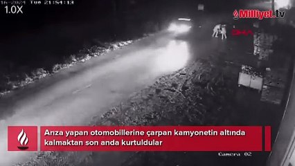 Arıza yapan otomobillerine çarpan kamyonetin altında kalmaktan son anda kurtuldular