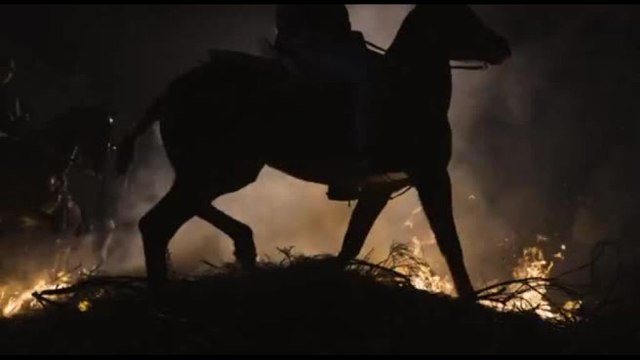 I cavalli saltano sui fuochi del falò a San Bartolome de Pinares