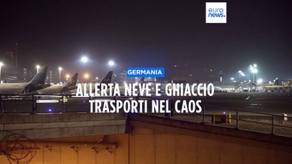 Télécharger la video: Germania: trasporti nel caos per l'allerta neve e ghiaccio, centinaia i voli cancellati