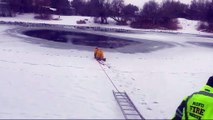شاهد: رجل إطفاء ينقذ كلبا علق في بركة وسط الجليد في الولايات المتحدة