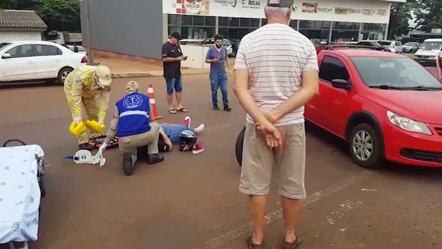 Motociclista fica ferida após acidente com Saveiro na Av. Barão do Rio Branco