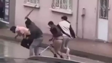 Eskişehir'de sokak ortasında 'borç' kavgası: Sopalarla dövdüler