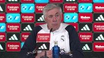 Ancelotti sobre el pasillo del Atleti en el Metropolitano