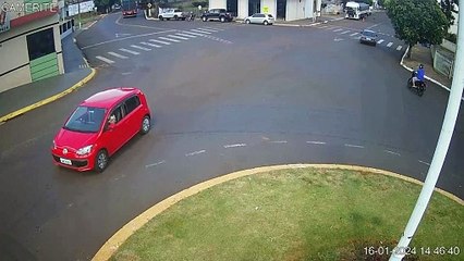 Vídeo mostra momento em que motorista de caminhão não consegue parar e colide com trem