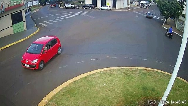 Vídeo mostra momento em que motorista de caminhão não consegue parar e colide com trem
