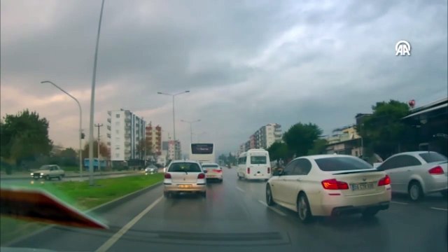 Trafikte makas atarken kaza yapan otomobil kameraya yansıdı