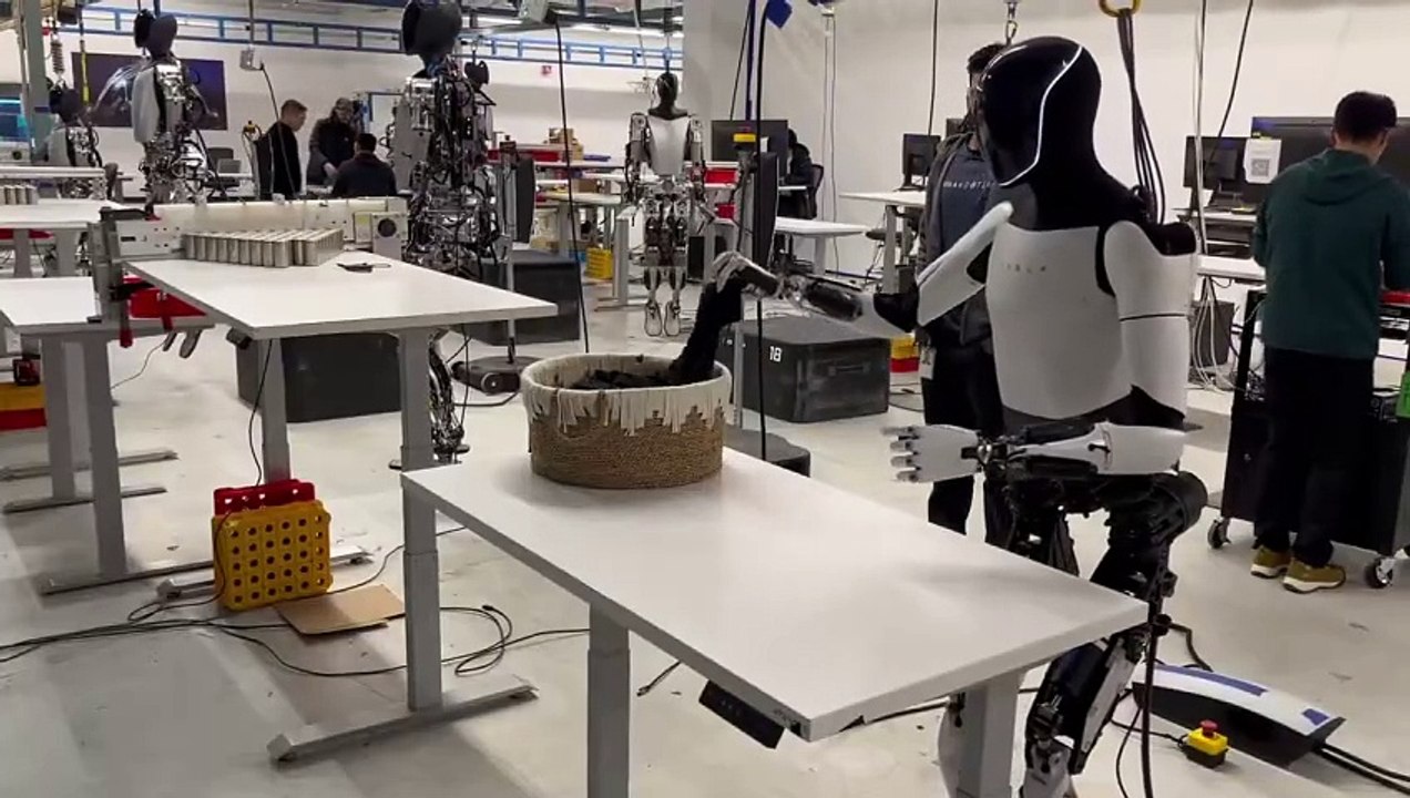 El robot humanoide de Elon Musk ya sabe doblar camisetas