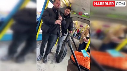 Metroda ağlayan bebeği klarnet ile uyuttular