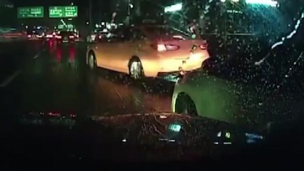 차선 넘으면 '고의 사고'...보험사기 일당 무더기 검거 / YTN
