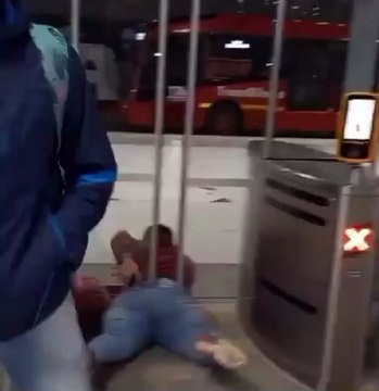 Mulher se complica e fica presa ao tentar ‘burlar’ catraca em estação de ônibus