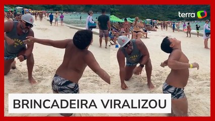 Menino viraliza ao imitar 'bonecão de posto' em praia do RJ