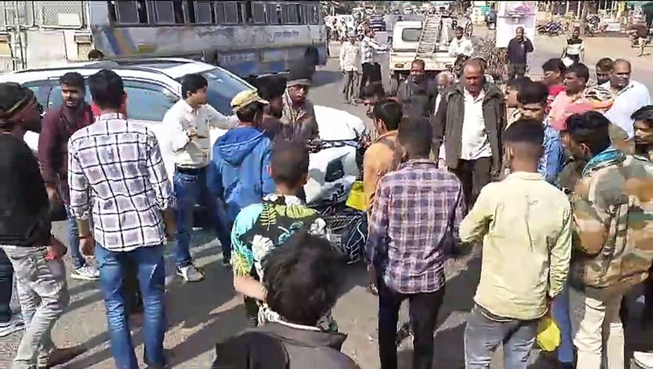 कार की टक्कर से बाइक चालक घायल, लोगों ने घायल को जिला चिकित्सालय पहुंचाया