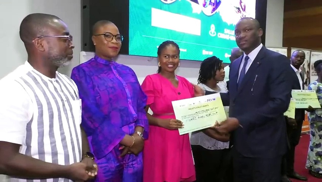 Le Gouvernement offre plus d'un milliard de FCFA à 78 porteurs de projets