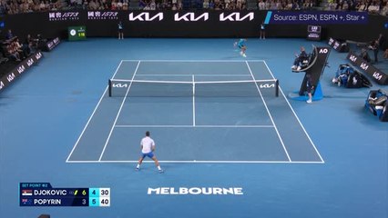 Video herunterladen: Australian Open Shot of the Day: Popyrin lobs Djokovic to clinch the set