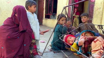 ملايين الأفغان يواجهون قساوة الشتاء بأمعاء خاوية