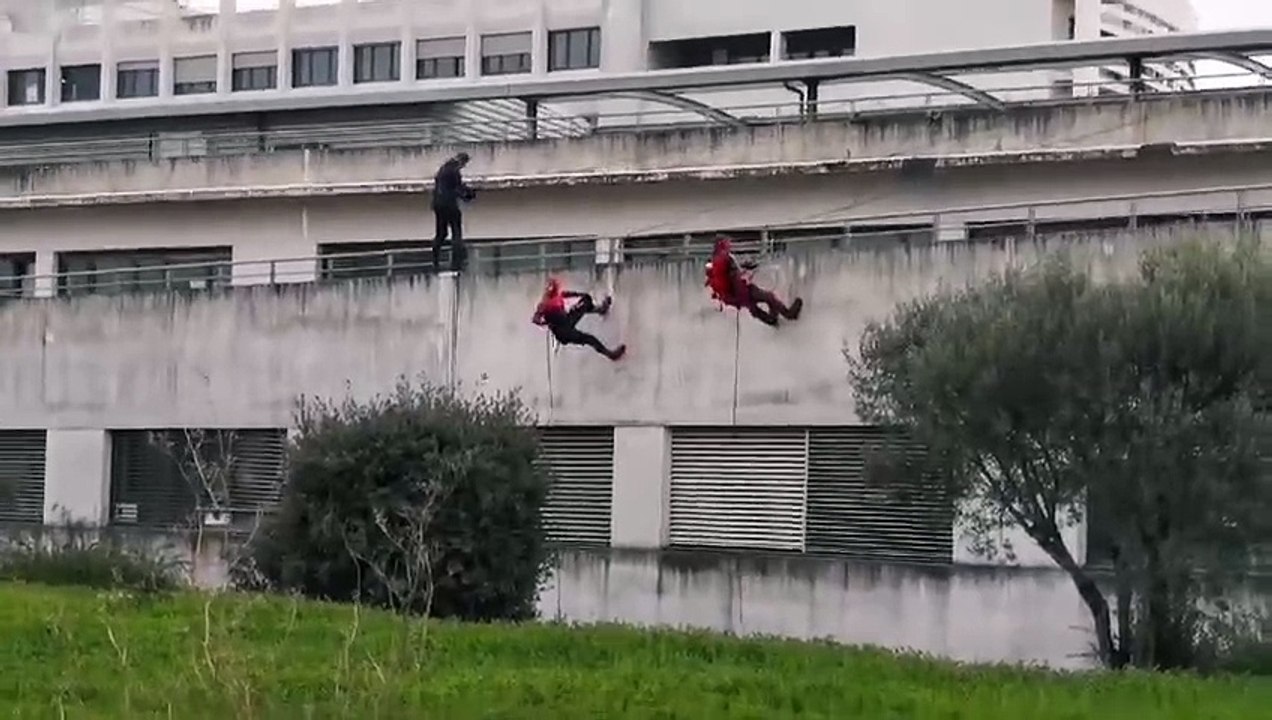 Les super-héros descendent en rappel sur la façade de l'hôpital de Fréjus