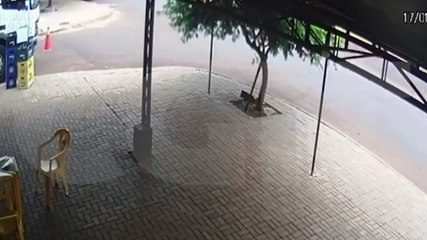 Câmera flagra March rodando após forte colisão com caminhão